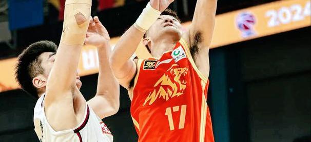 半岛体育教练-球队在比赛中展现出顽强拼搏的精神