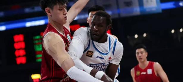 半岛体育教练-贵州男篮击败湖南，提升积分排名