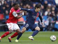 半岛体育地址-巴黎圣日耳曼足球俱乐部球员合力攻防，展现团队实力的简单介绍