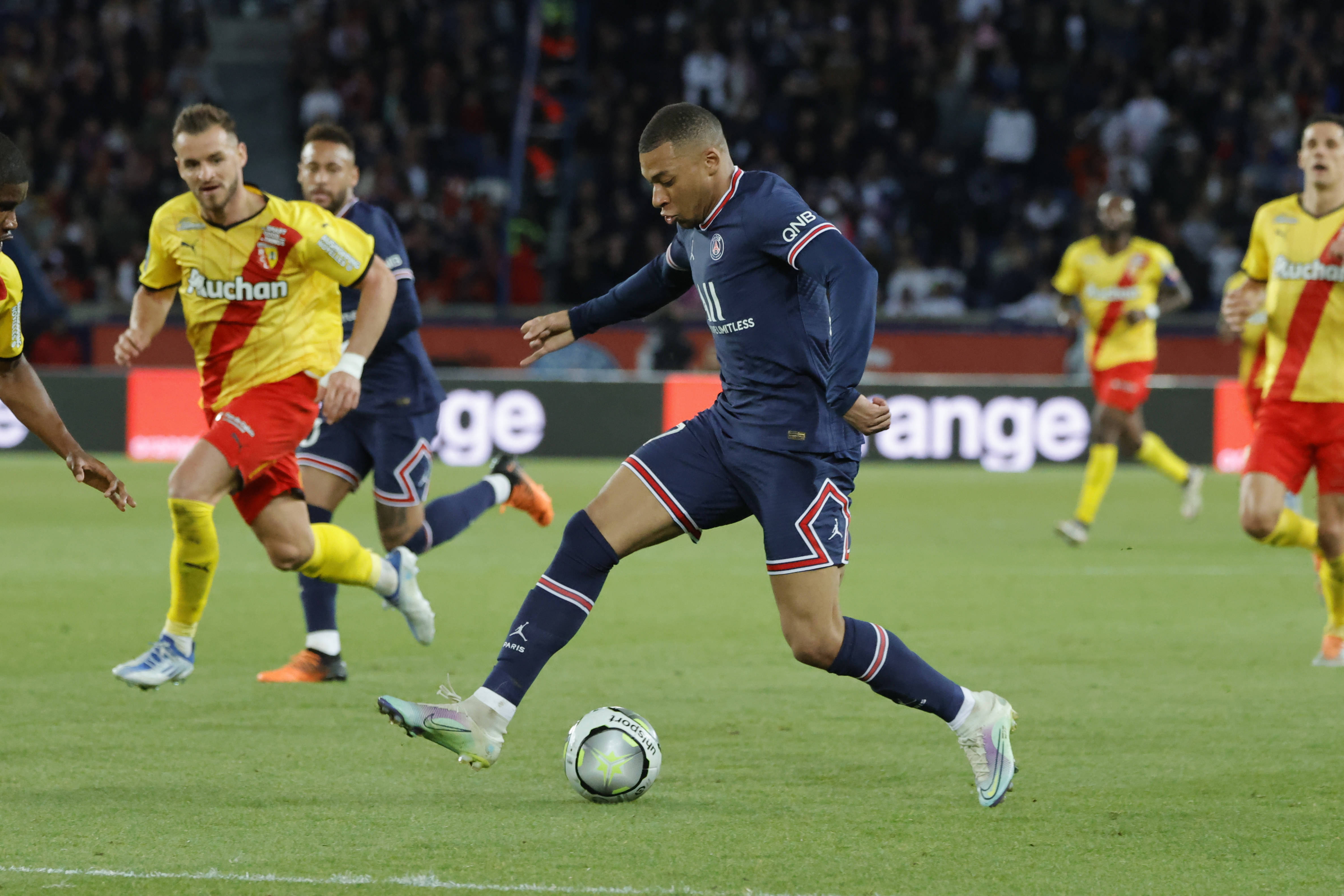 巴黎圣日耳曼足球俱乐部球员合力攻防，展现团队实力的简单介绍