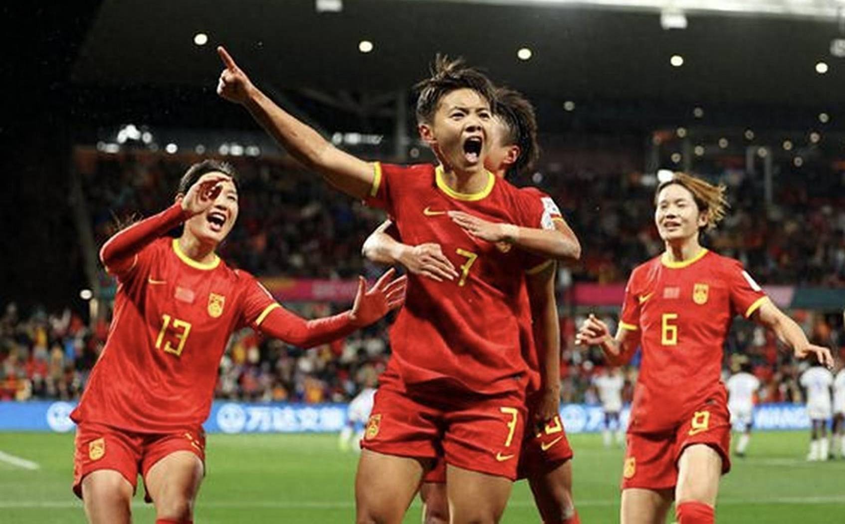 亚洲女足选手在比赛中获得胜利