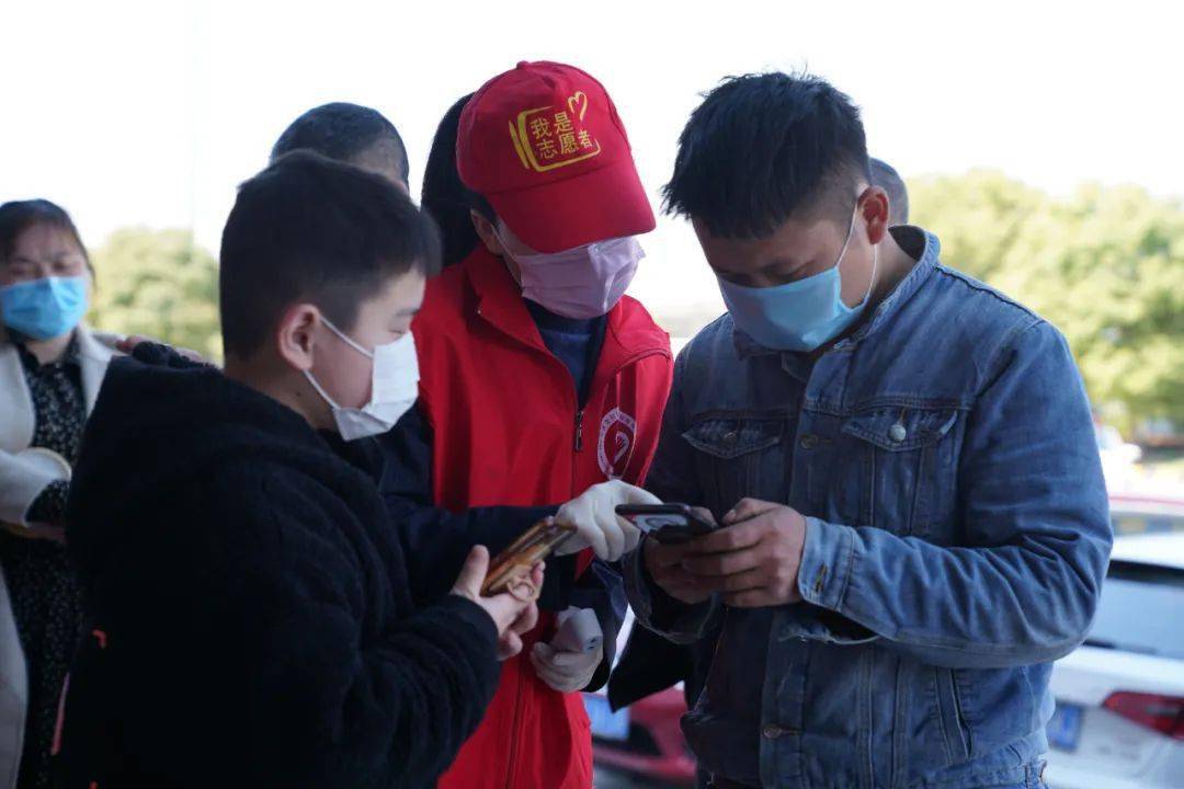 队员们在球场上尽展技能，给观众带来视觉盛宴