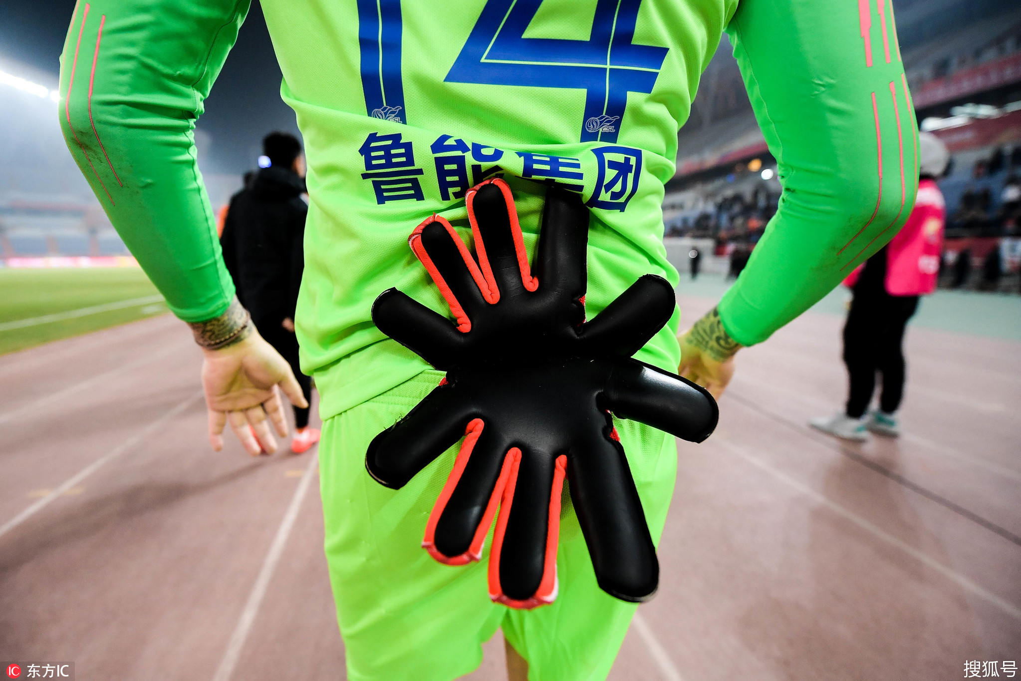 包含西甲球员赛后谢场，礼仪规范得体的词条