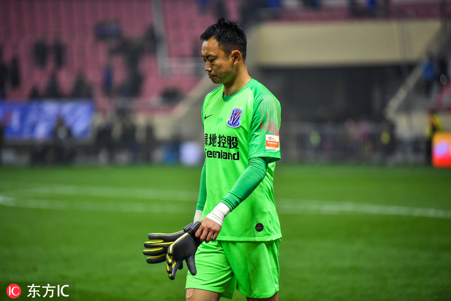 包含西甲球员赛后谢场，礼仪规范得体的词条