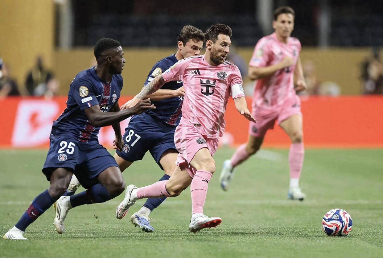 包含巴黎圣日耳曼完胜巴塞罗那，梅西无奈的词条