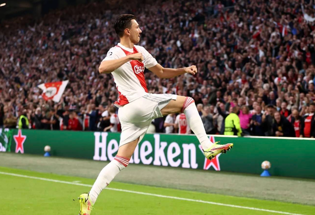 阿贾克斯壮大势头，战胜对手取得胜利