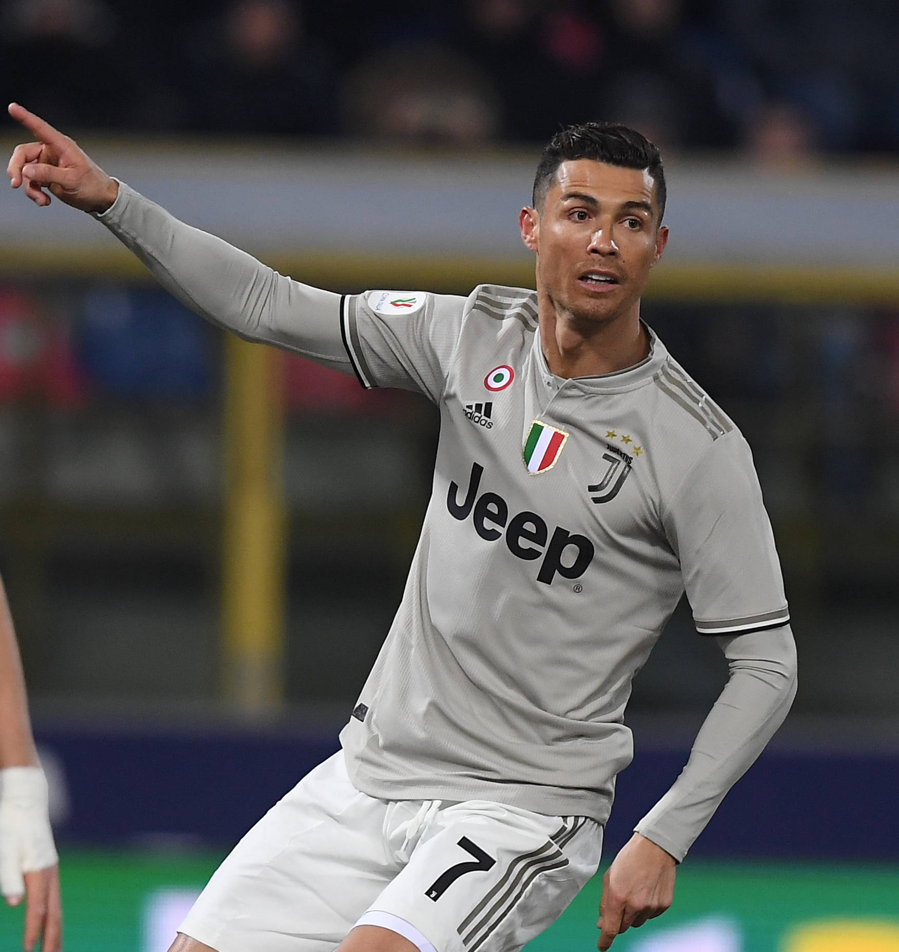 包含布拉格斯巴达近在咫尺，欧冠梦想触手可及的词条