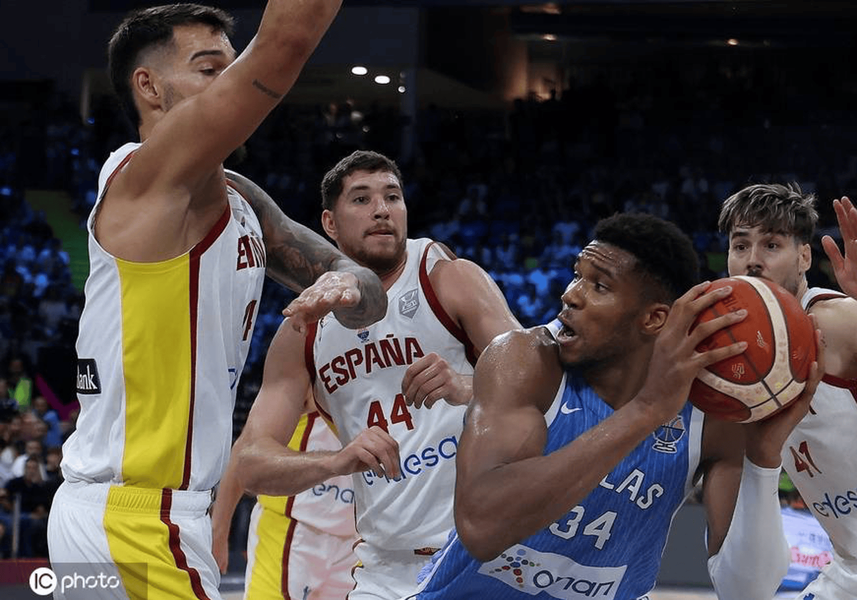 西班牙力克希腊，晋级欧洲杯决赛圈的简单介绍