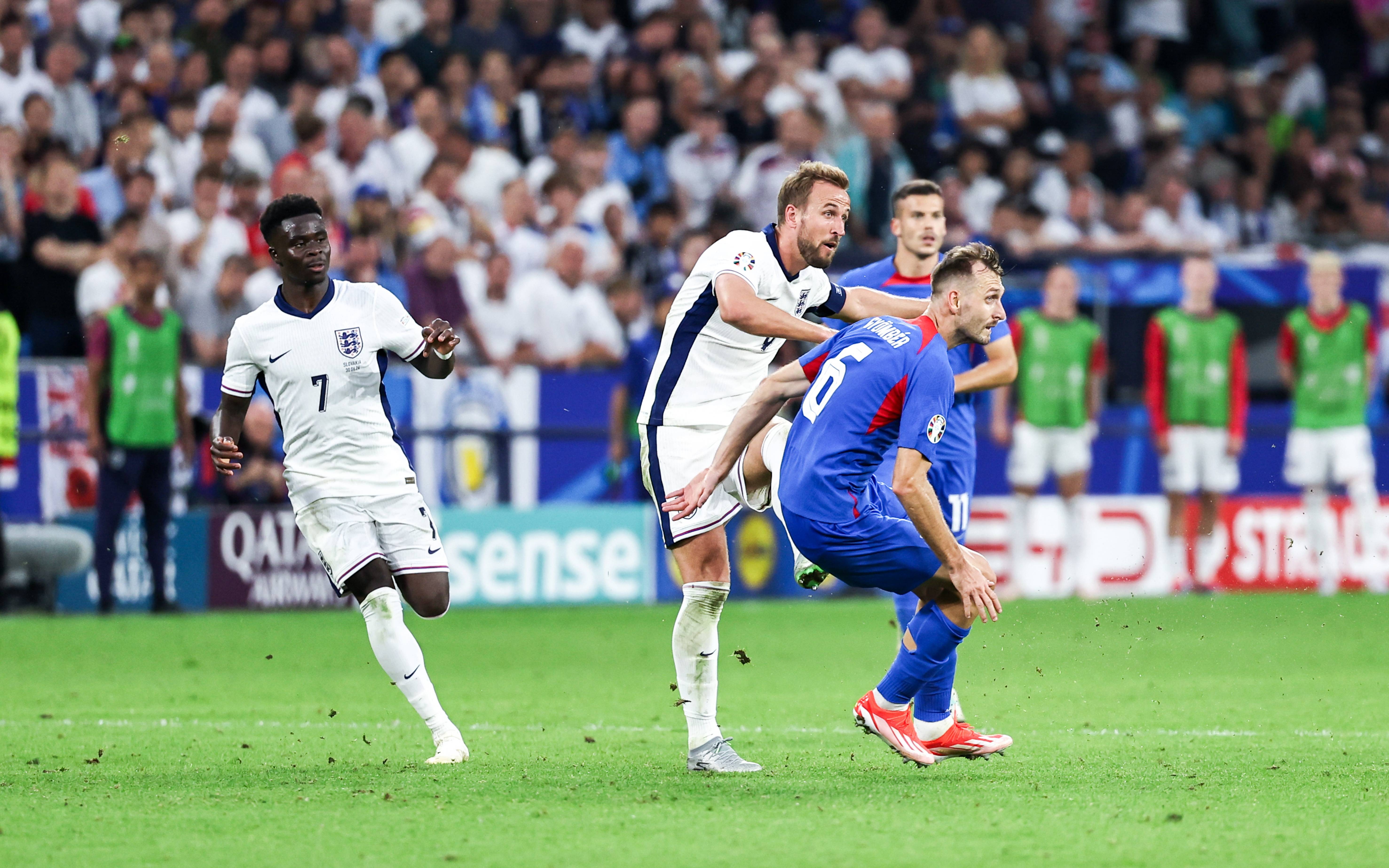 欧洲杯预选赛关键战，球队拼尽全力争胜的简单介绍