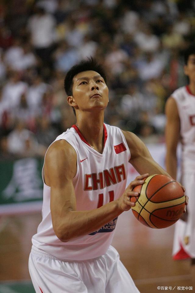 易建联成为中国男篮史上第一位离开NBA的巨星