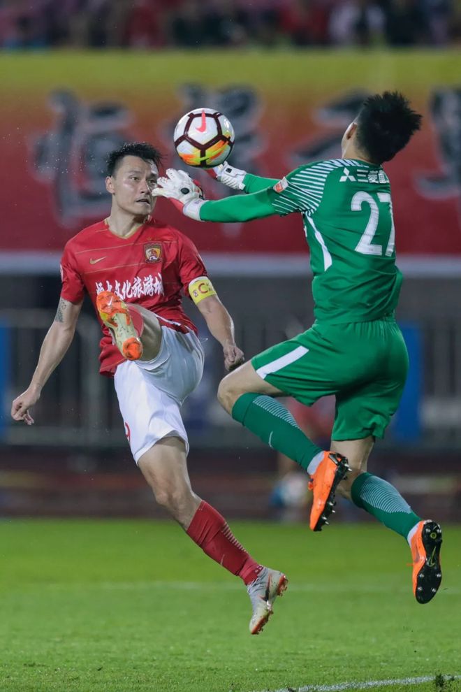 关于欢呼雀跃：巴拉圭队在比赛中充满活力，赢得掌声的信息