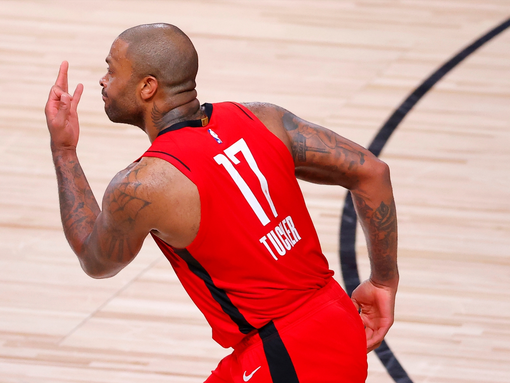 火箭战胜热火，保持不败势头