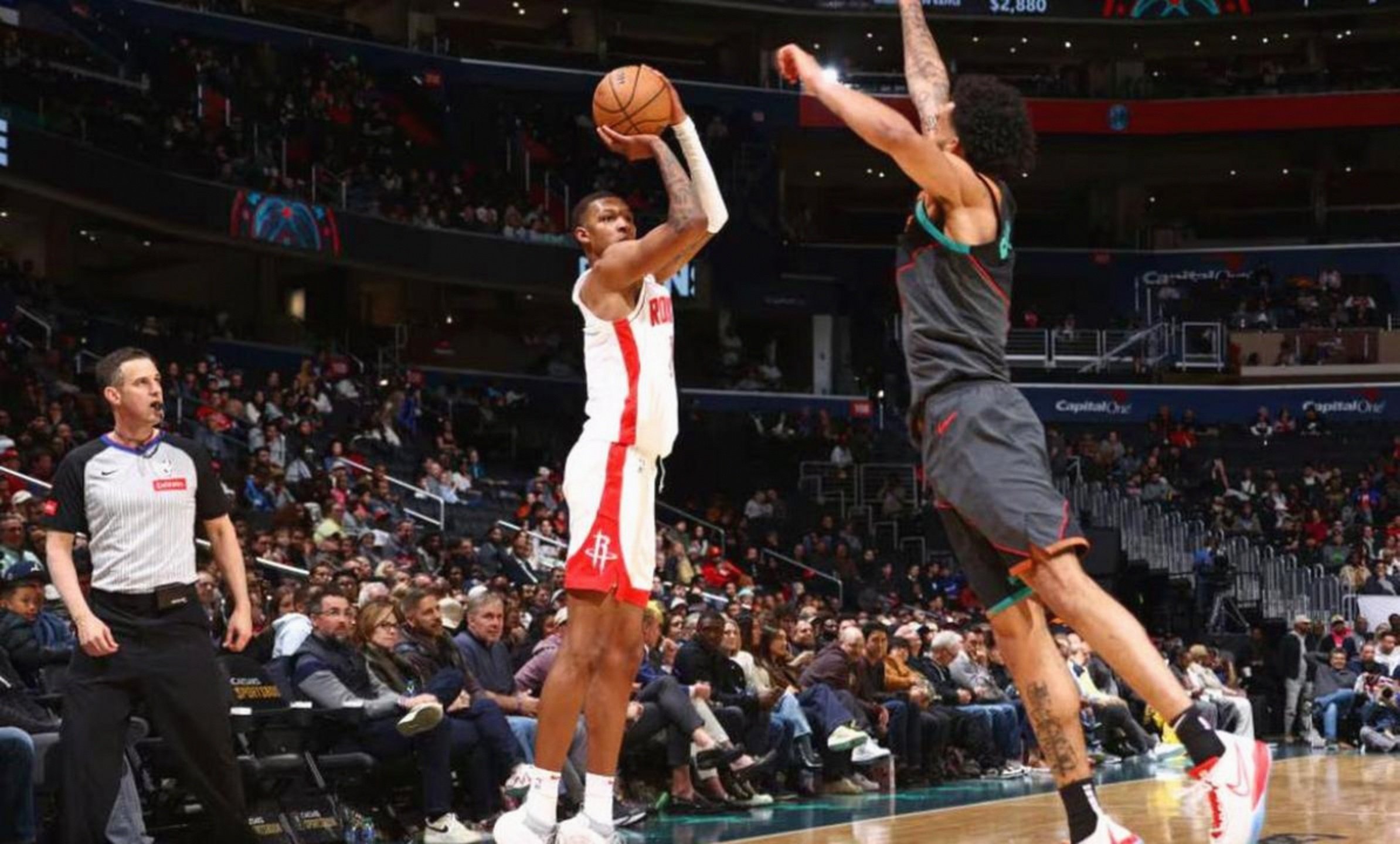 包含篮球新星表现抢眼，引发热议的词条