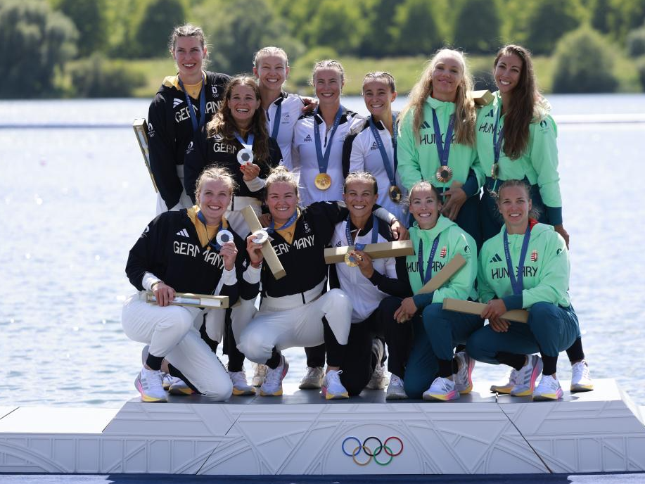 包含男子赛艇比赛：德国选手力压对手的词条