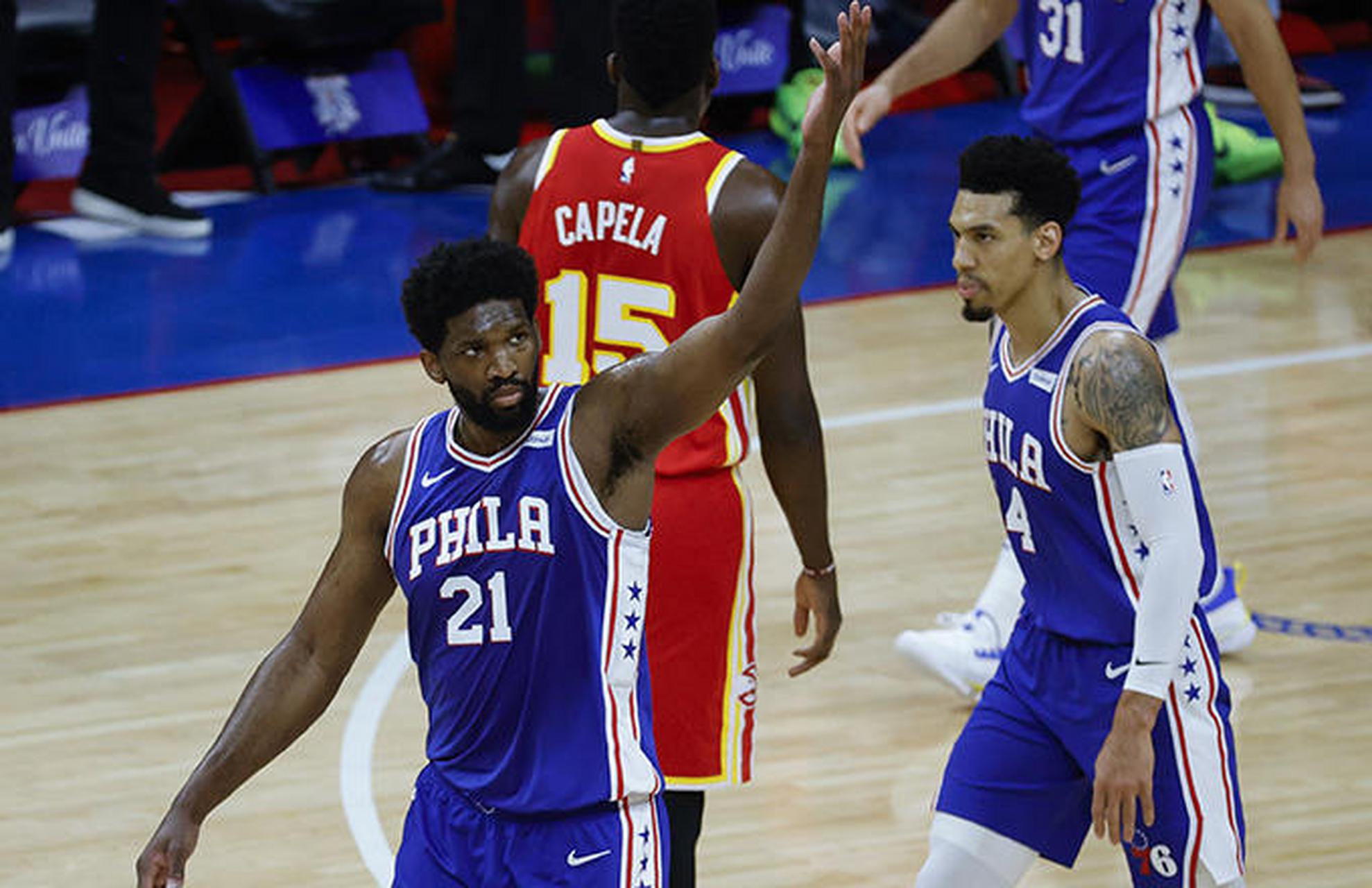 包含老鹰大胜篮网，领先西部比赛积分榜首的词条