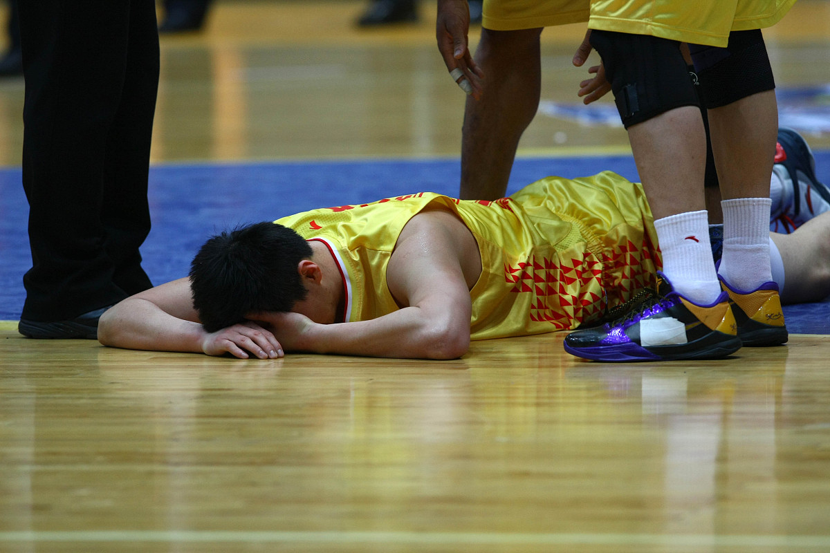 关于重要球员受伤，球队备战下一场比赛面临困难的信息